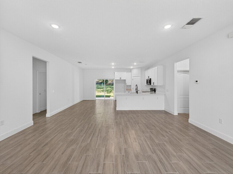 Building Photo - 922 N Fairbairn Dr