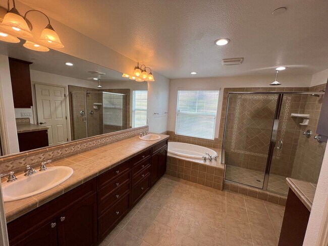 Building Photo - Desirable and Spacious 5-Bedroom Home in Empire Ranch!