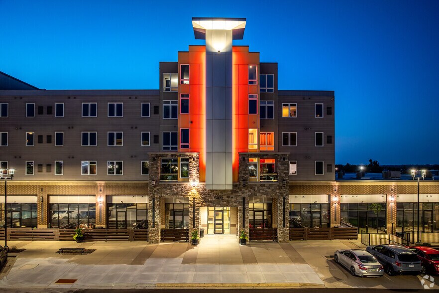 Primary Photo - West Glen Town Center Apartments