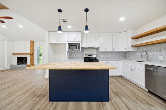 Building Photo - 9319 Carousel Ln