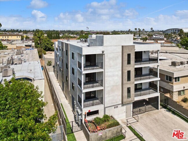 Building Photo - 819 E La Palma Dr