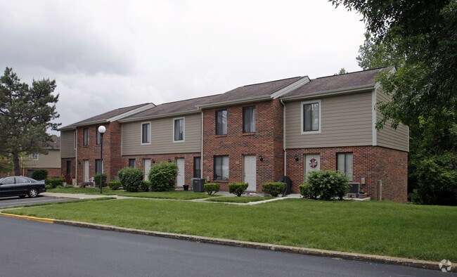 Primary Photo - Franklin Court Apartments