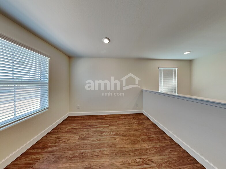 Building Photo - 5915 W Larkspur Dr