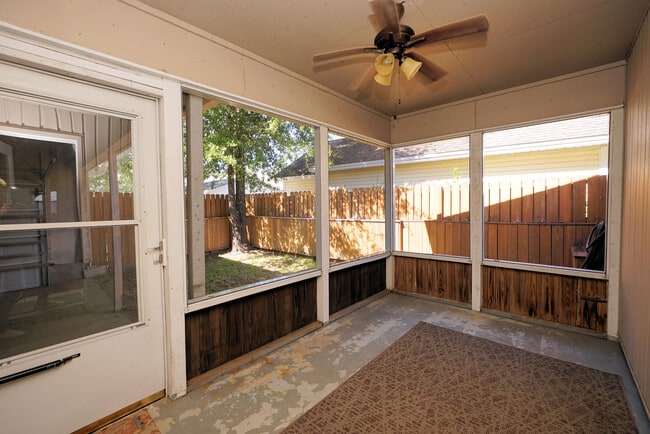 Building Photo - 243 Parkwood Cir