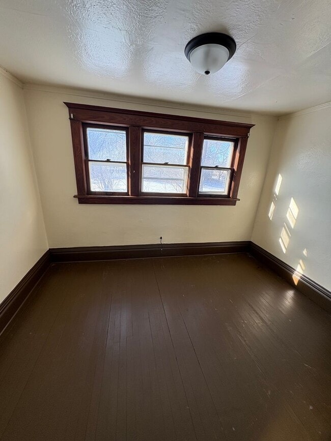 Building Photo - 3 bedroom 1 bathroom single family home