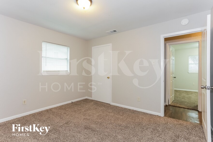 Building Photo - 917 Montclair Dr