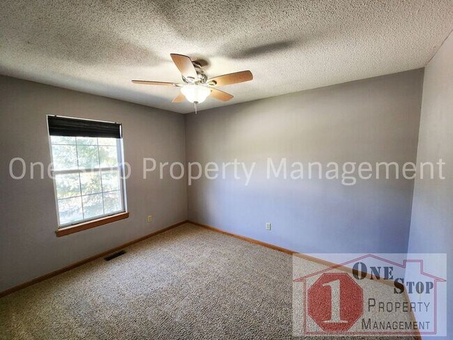 Building Photo - 4 bedroom, 2.5 bathroom, 2 car garage home...
