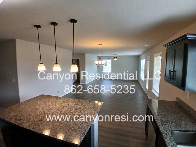 Building Photo - MUST SEE Fantastic 4BR 2/5 BA near everyth...