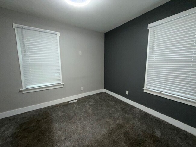 Building Photo - Lovely 2 Bedroom / 1 Bath for Rent - Section 8 Welcome