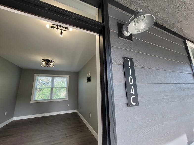 Building Photo - 1102 S Malott St