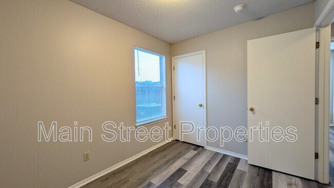 Building Photo - 424 Pine Crescent Way