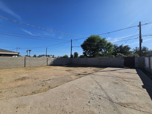 Building Photo - Charming Home 3 bedrooms 1 bath Large Yard.