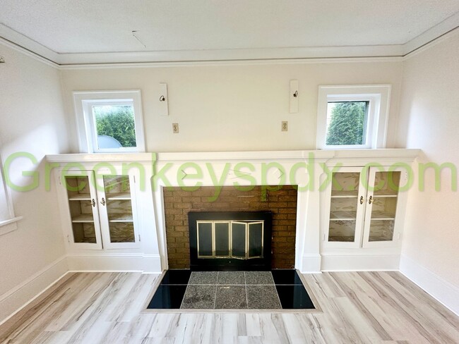 Building Photo - Huge House next to Irving Park with Fully ...