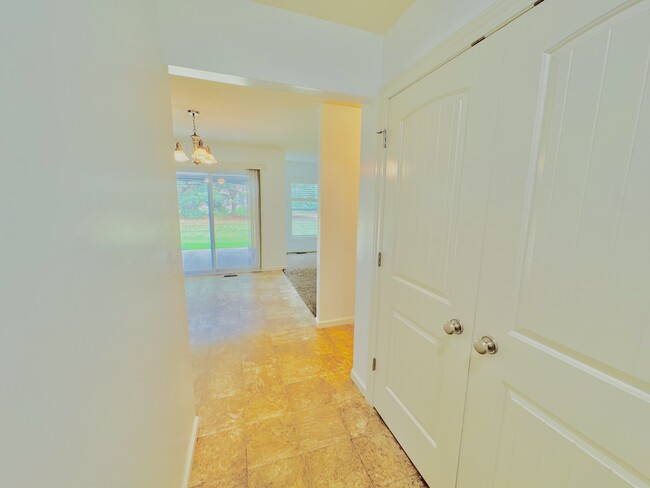 Building Photo - 2102 Oakwood Dr