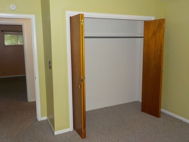 Bedroom - 101 S Bunker Hill Dr