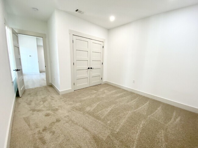 Building Photo - Two Bedroom Apartment Walking Distance to Downtown Bluffton!
