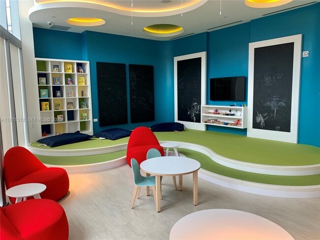 Building Photo - 851 NE 1st Ave