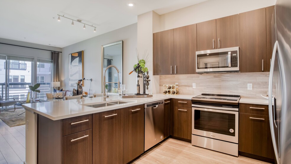 Our chef-inspired kitchens feature designer finishes and stainless steel appliances - Windsor Mystic River