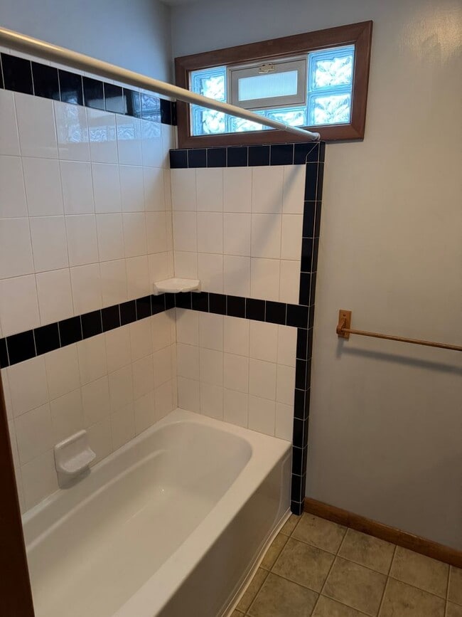 Building Photo - 2 bedroom 1 bath second floor unit