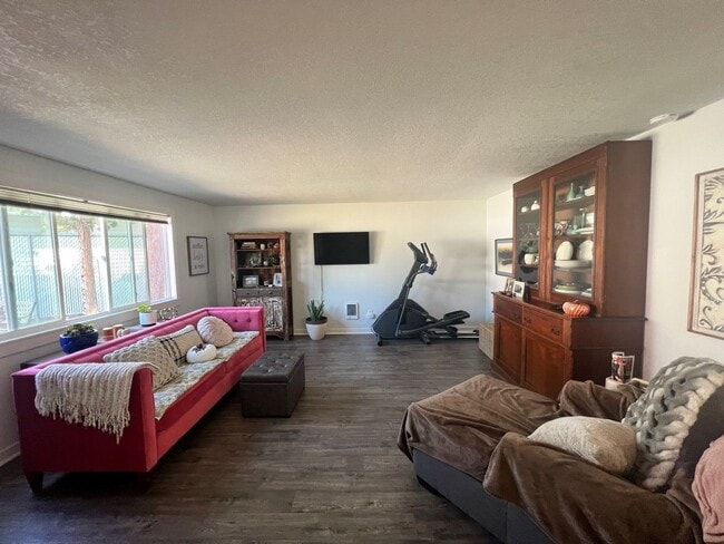Building Photo - Single Level Home on Large Lot and Cul De Sac
