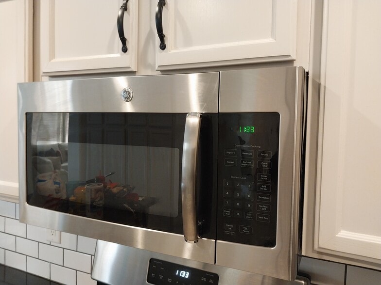 Microwave - 1003 Shell Flower Rd