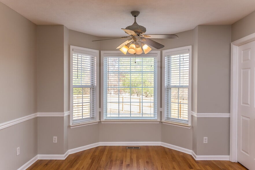 Building Photo - 107 Walton Trce S