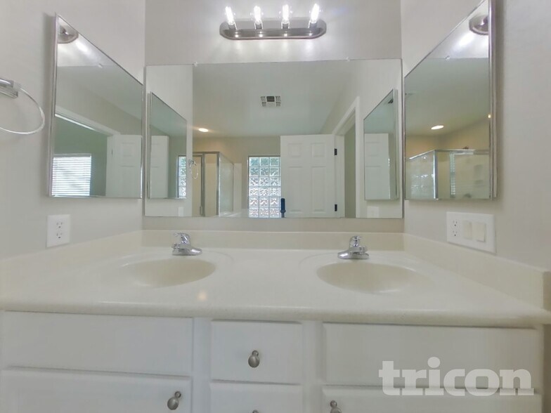 Building Photo - 14131 W Corrine Dr