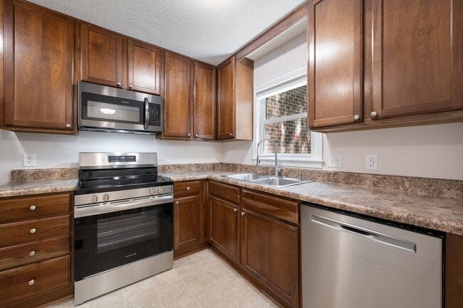 Building Photo - WOW!! Prime location and quite living in Charming 2brd 2.5 bath townhouse