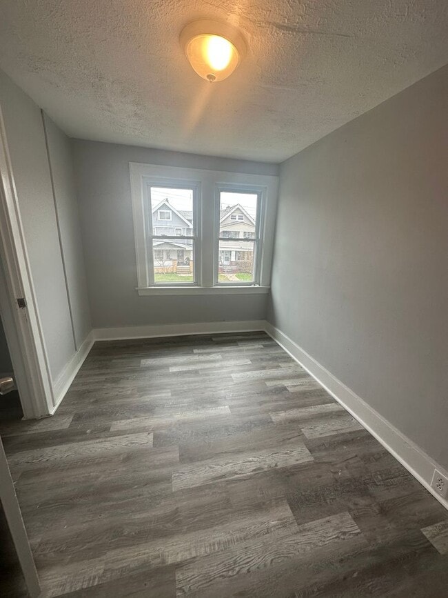 Building Photo - 4bd Single Lakeshore Blvd Area Section 8