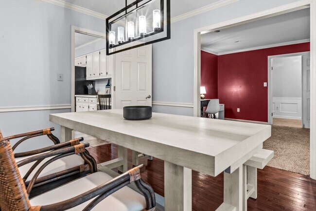 Building Photo - Prime Time Normal Town Living Home!