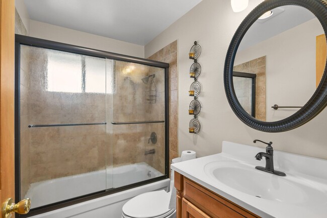 Building Photo - Charming 3 BR, 2 BR Mt. Pleasant Home.