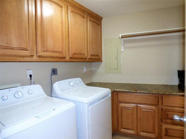 Building Photo - 1027 Short Reach Dr