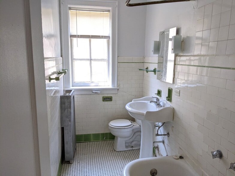 Building Photo - 905 Elmwood Ave