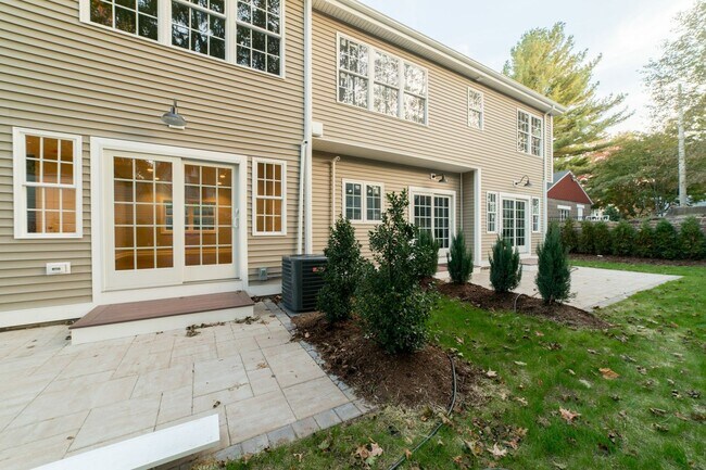 Building Photo - Luxury 3-Bed/1.5 Bath East Rock Condo Avai...