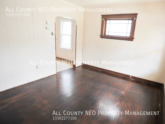 Building Photo - 2 bedroom, 1 bathroom apartment in Akron