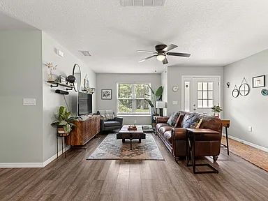 Building Photo - Beautifully updated 3 bedroom, 2 bath home.