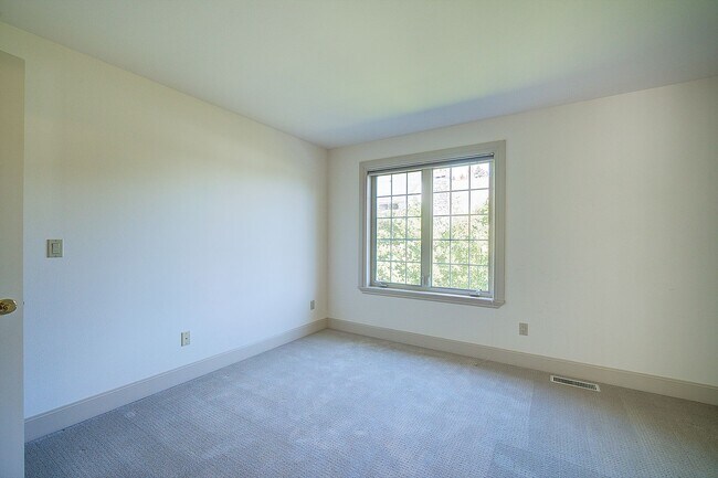 Building Photo - 4bd/4ba Kirkland House