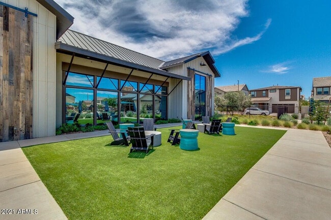 Building Photo - 1064 S Sunset Dr