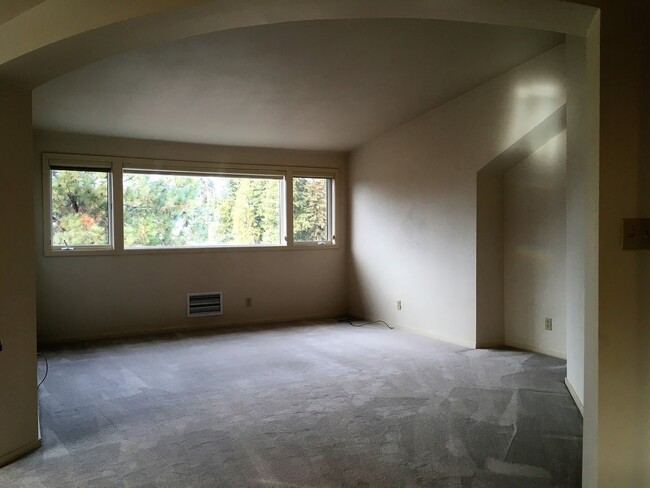Building Photo - Beautiful Riverfront Condo in NW Bend!