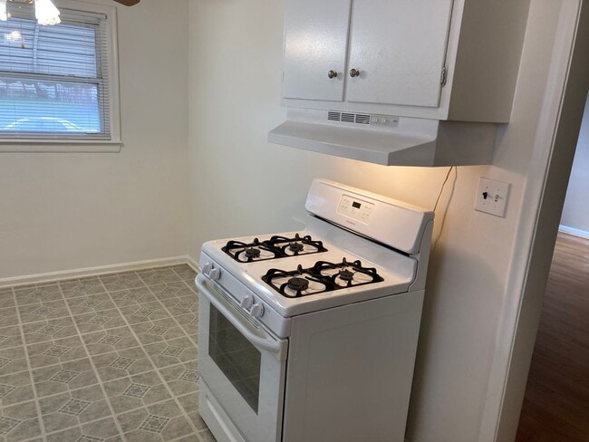 Building Photo - A Great 3 Bedroom Ranch with Nice Basement, Garage and Backyard Sec. 8 OK