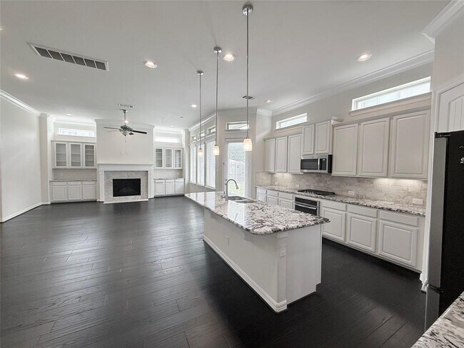 Building Photo - 13216 Green Hills Dr
