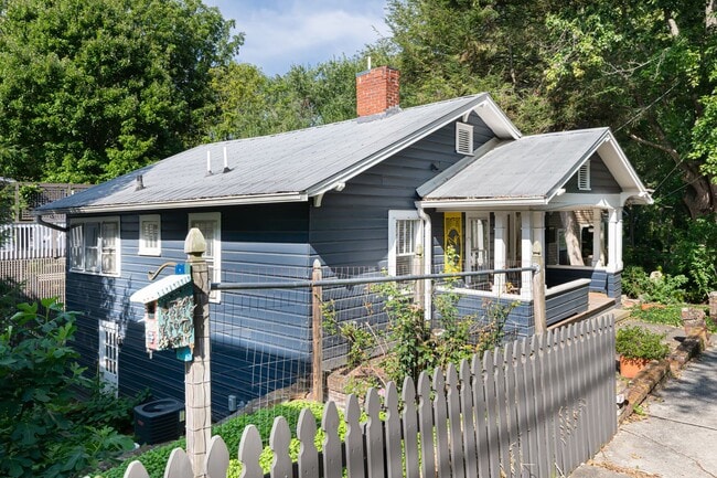 Building Photo - Beautifully Updated House - Awesome Montford Location