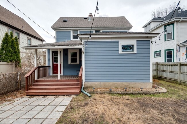 Building Photo - Gorgeous Uptown 4-bed 2-bath Single-Family House w/ Garage + Fenced-In Yard