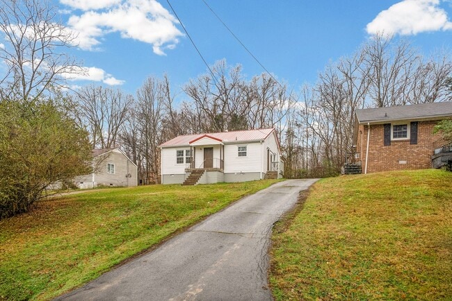 Building Photo - Renovated 2 bedroom home for rent Near Downtown Clarksville!