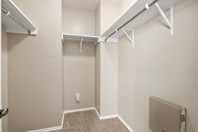 Building Photo - 5705 Viewpoint Dr