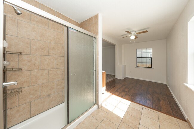 Building Photo - 9526 Nyssa St