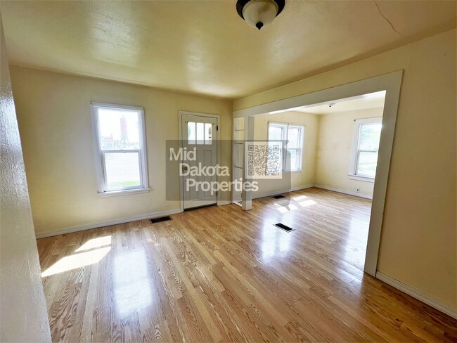 Building Photo - 403 S 1st- 3 bedroom house in Parkston