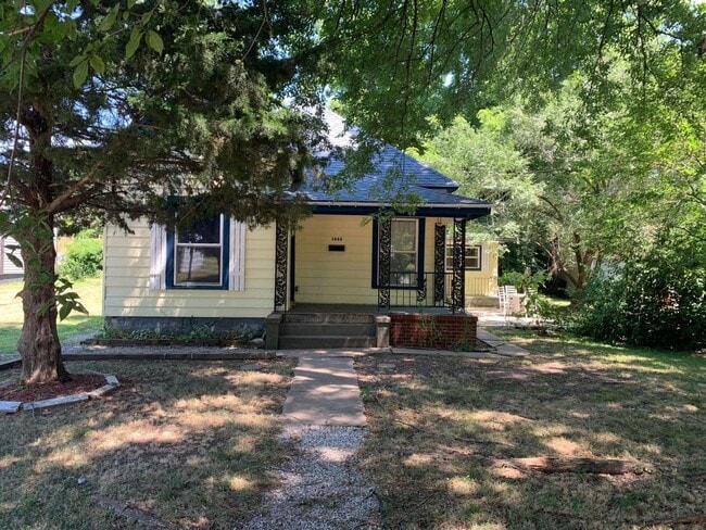 Building Photo - Close to Drury University and OTC!