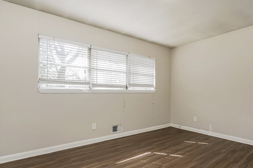 Building Photo - 640 Oakdale Dr