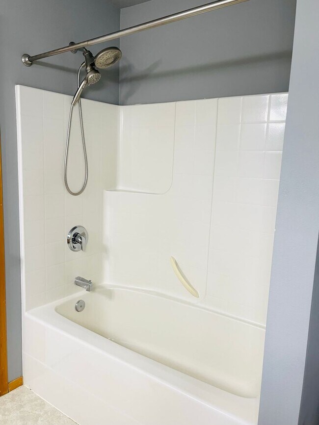 Building Photo - In town Poulsbo...close to everything! Bri...